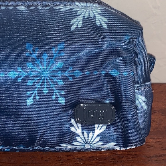 LUG BRAND NEW WITH TAGS SNOWFLAKE NAVY COSMETIC BAG - Picture 2 of 7
